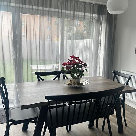 The Red House Modern Stylish Home From Home Walking Distance To Cardiff Bay And City Centre With Parking Exterior foto